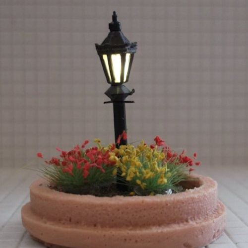 Flowerbed with Lamppost - N Scale